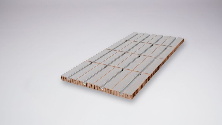 Aluminiumplatte auf Holzuntergrund mit Rillenstruktur